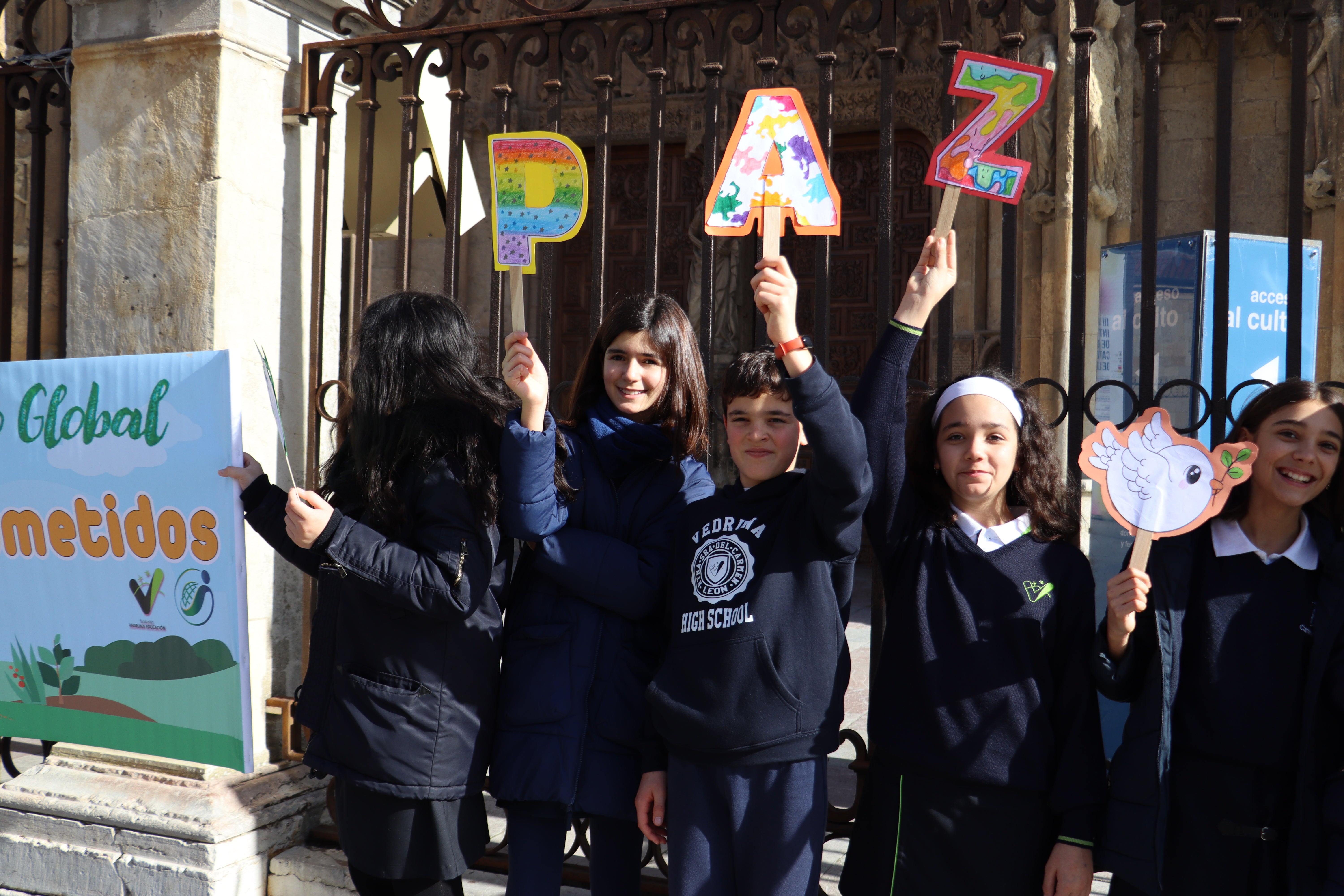 Alumnos del Colegio Carmelitas con las frases de papel preparadas en actividades del centro.