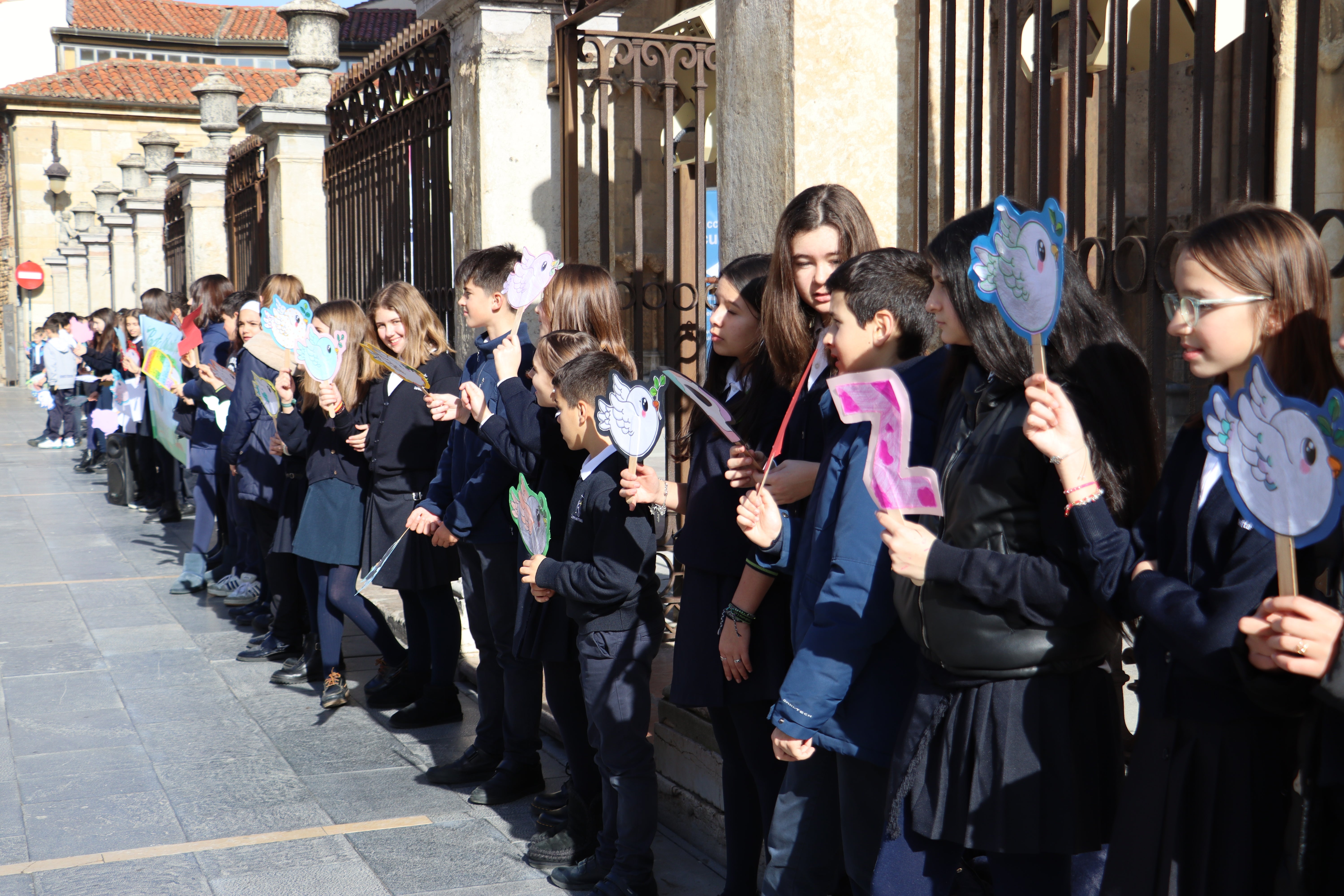 Alumnos de Carmelitas a las puertas de la Catedral de León.