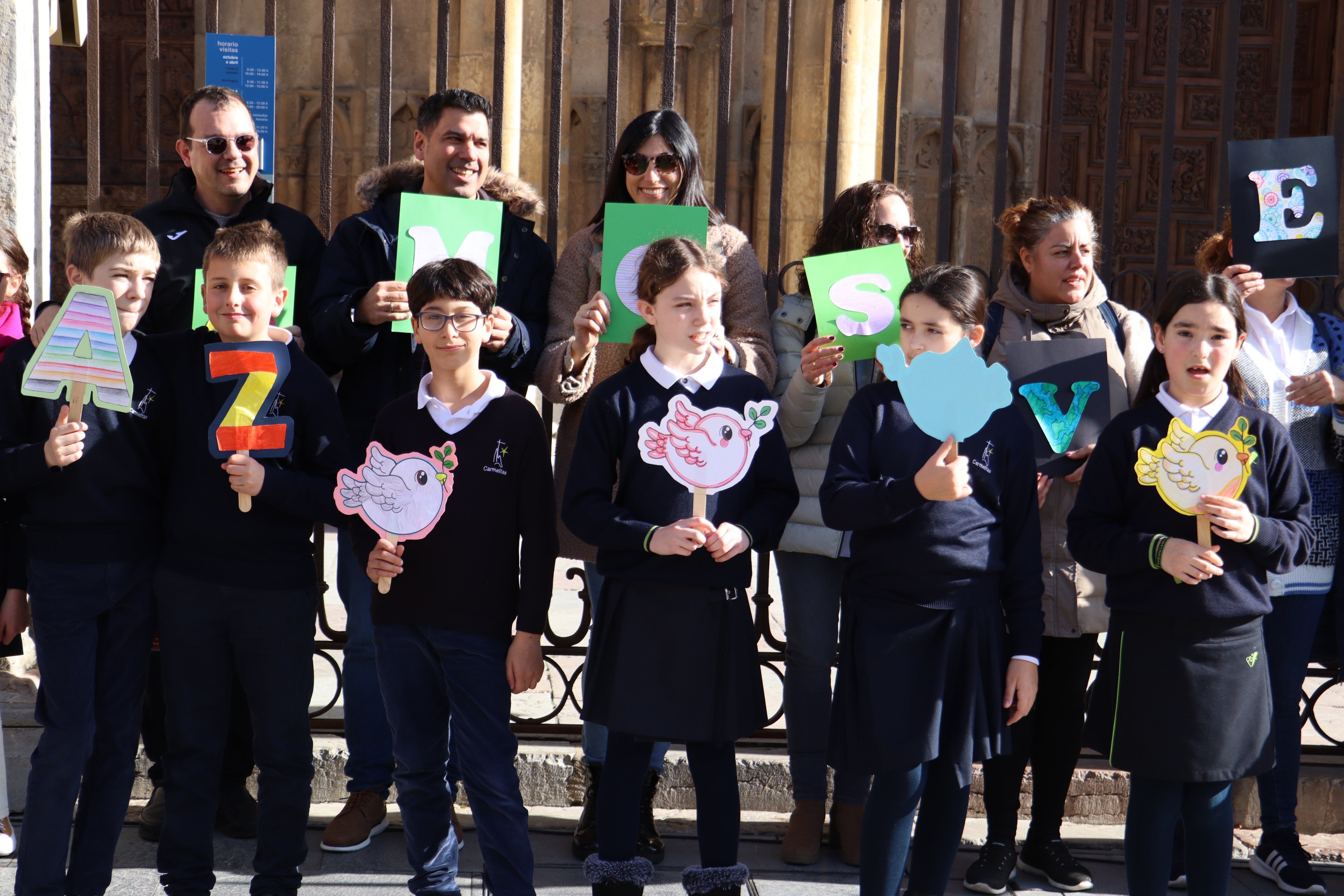 Alumnos de Carmelitas a las puertas de la Catedral de León con sus padres.