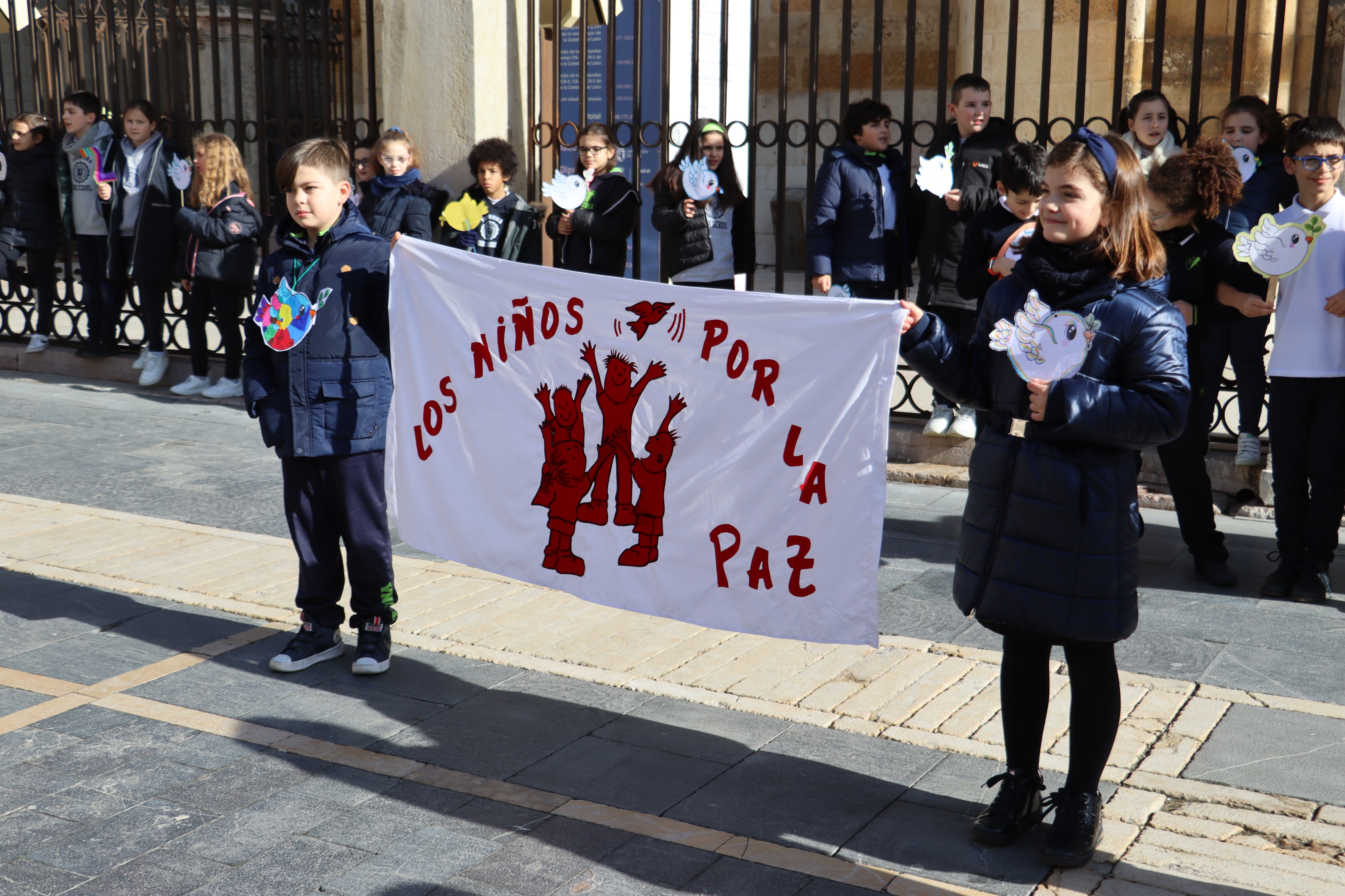 Alumnos de Carmelitas a las puertas de la Catedral de León.