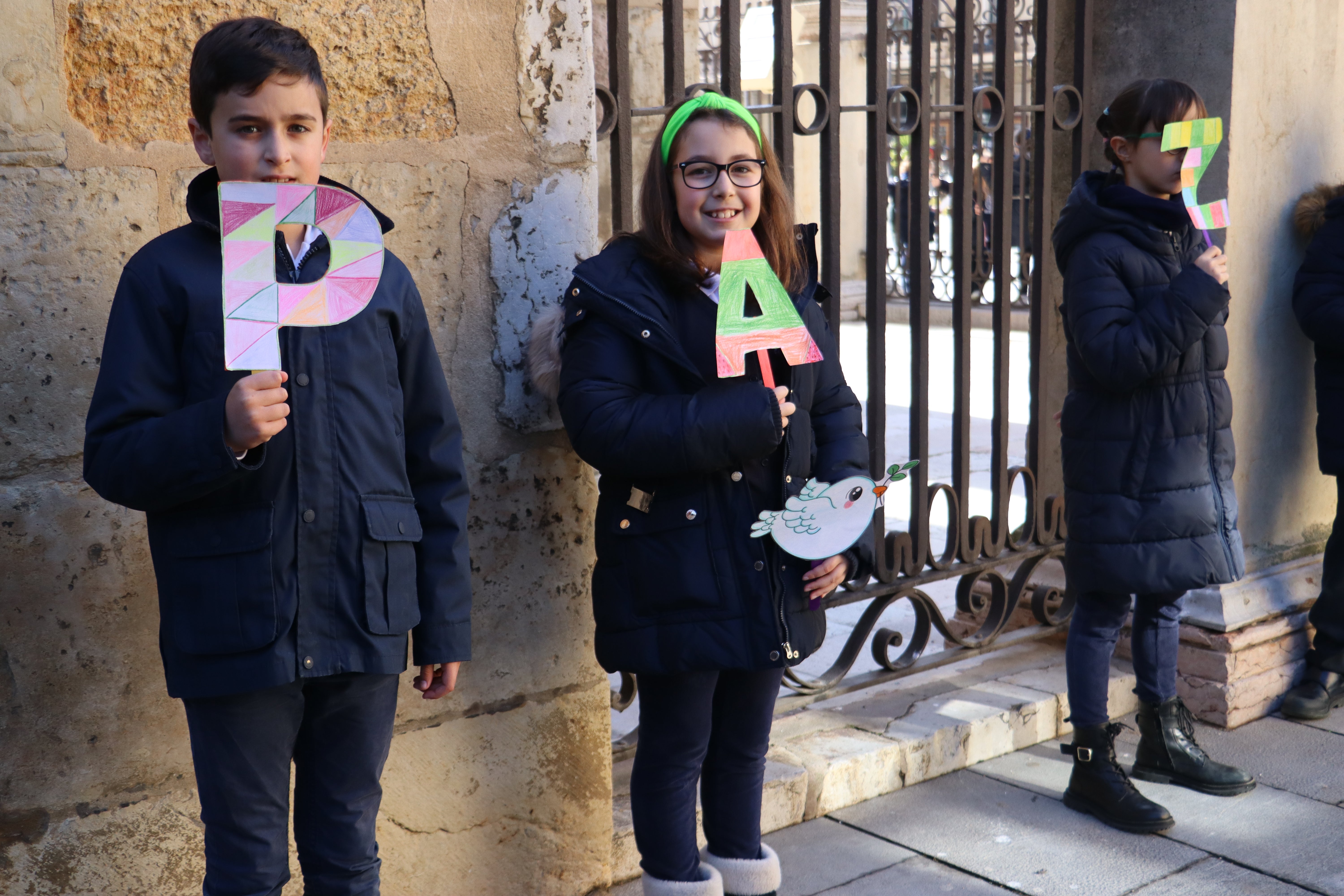 Alumnos del Colegio Carmelitas con sus dibujos preparados por el Día de la Paz.