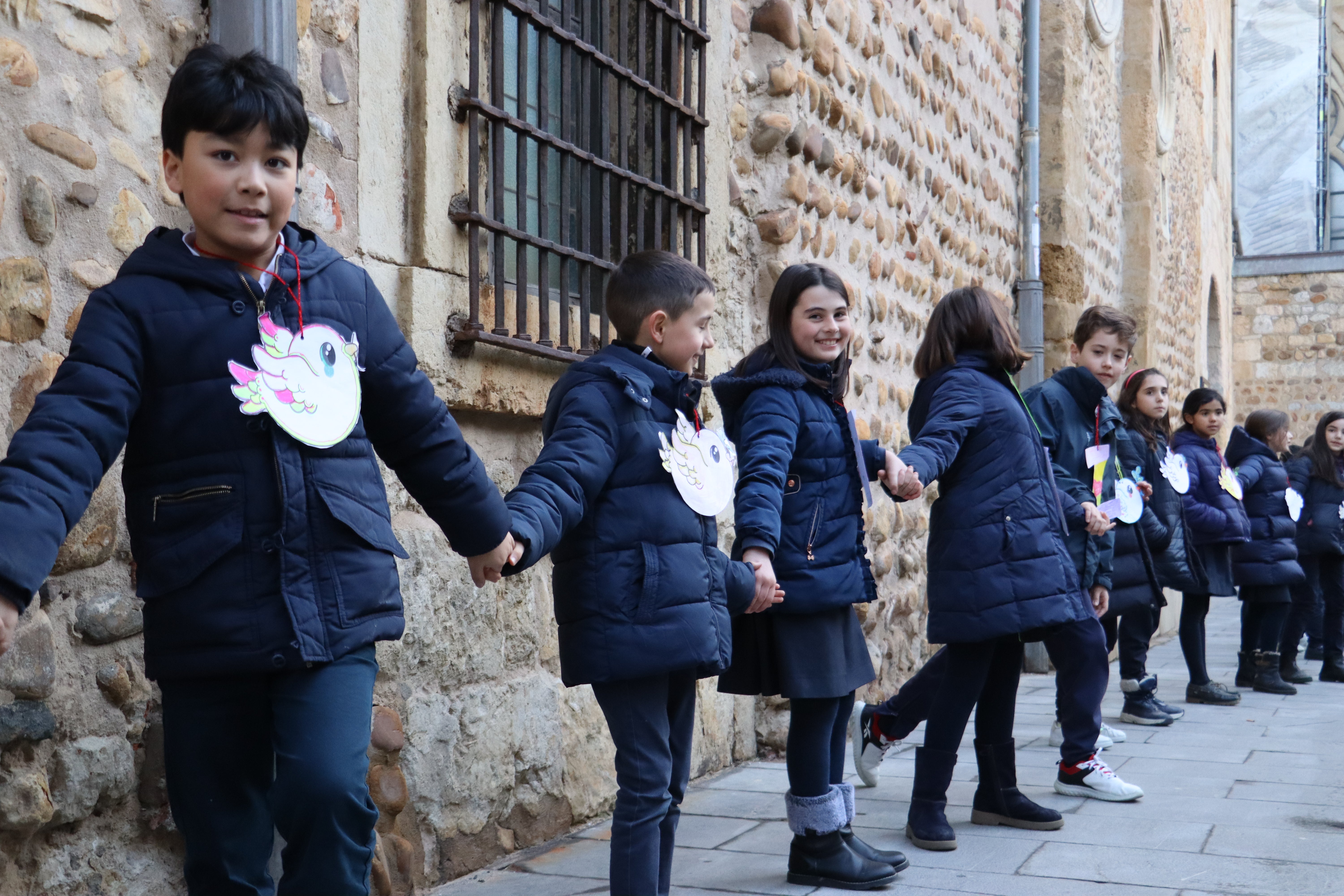 Alumnos del Colegio Carmelitas con sus dibujos preparados por el Día de la Paz.