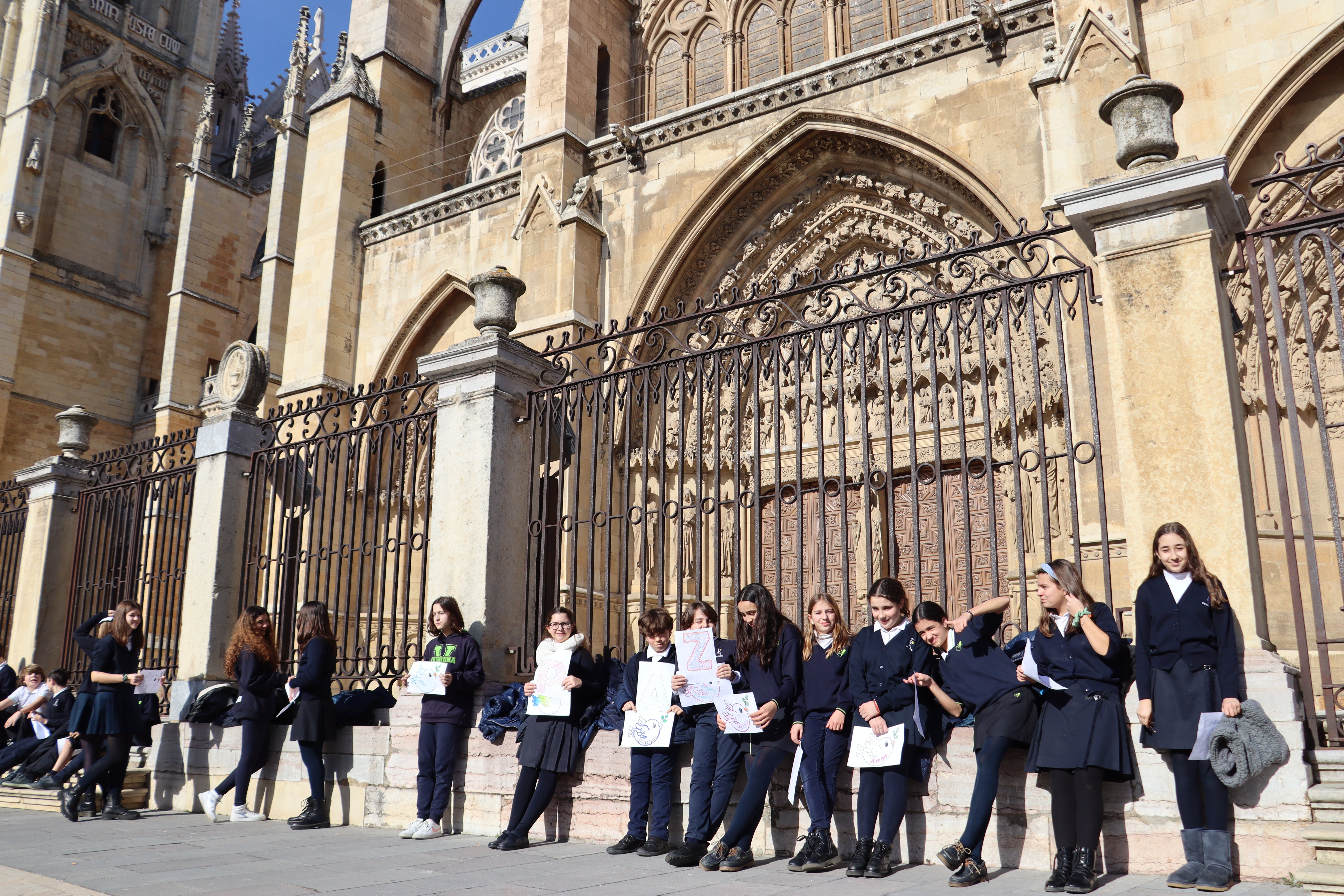 Alumnos del Colegio Carmelitas rodeaban la Catedral de León por la paz.