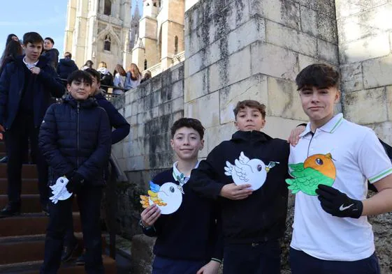 Alumnos del Colegio Carmelitas en una de sus actividades por el día de la paz