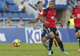 Samuele Longo recala en la SD Ponferradina; en la imagen aparece en un partido contra la Cultural.