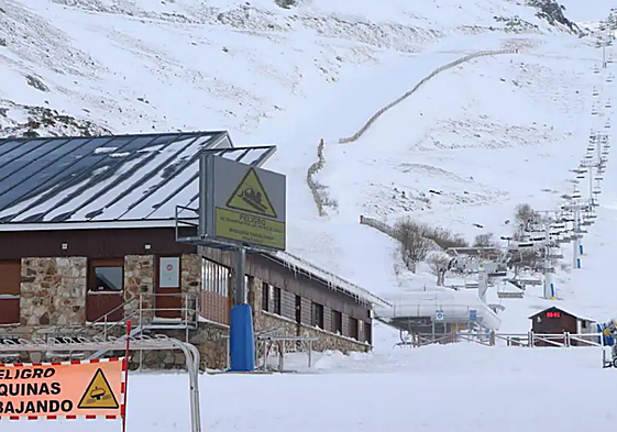 Imagen de la estación de esquí de San Isidro vestida de nieve.