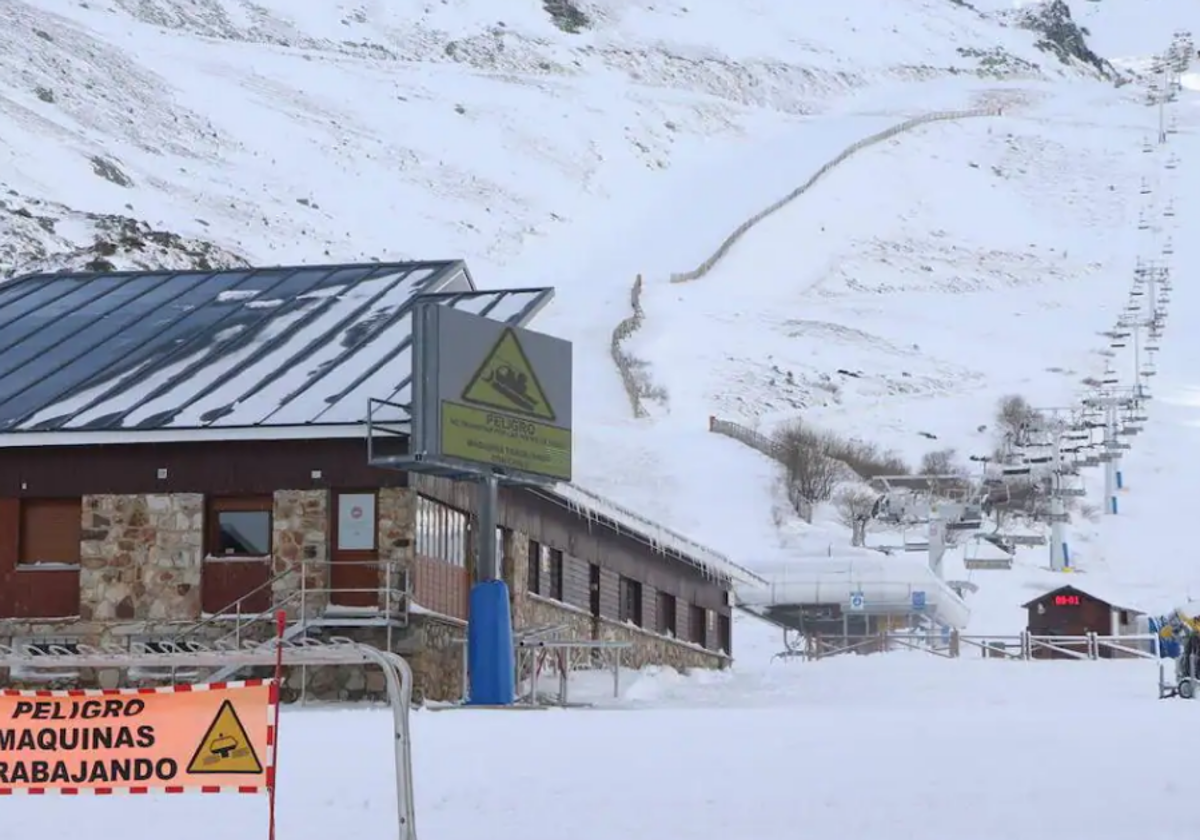 Imagen de la estación de esquí de San Isidro vestida de nieve.