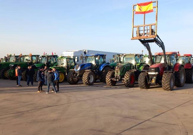 Algunos tractores concentrados en Villamañán.