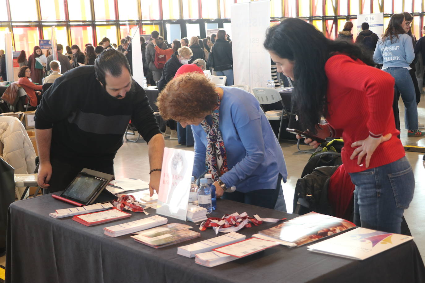 Alumnos de bachillerato acuden a la feria Unitour en el Palacio de Exposiciones de León.