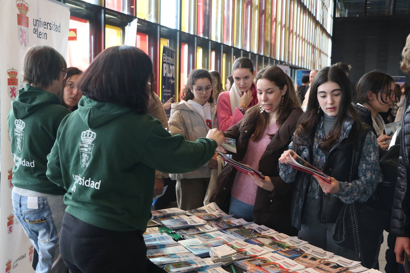 Alumnos de bachillerato acuden a la feria Unitour en el Palacio de Exposiciones de León.