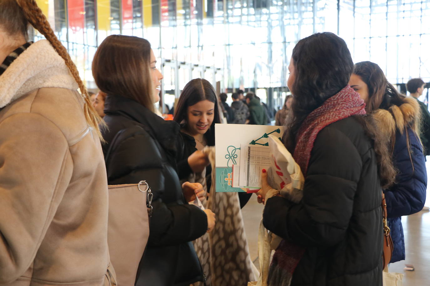 Alumnos de bachillerato acuden a la feria Unitour en el Palacio de Exposiciones de León.