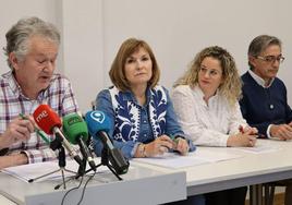 Severino Javier Grande, presidente de la Junta de Personal de Servicios Periféricos; Mar Sánchez, vicepresidenta del comité de empresa del personal laboral; Diana González, presidenta de Federación Leonesa de Ampas (Felampa); y Javier Ampudia, presidente de la Junta de Personal Docente de León; en la rueda de prensa celebrada este jueves.