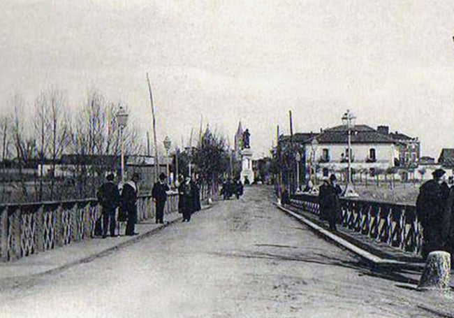 Puente de Hierro de Saavedra. 1901. Al fondo, Guzmán el Bueno.