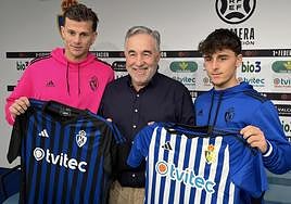 Longo y Cabanzón, en su presentación como jugadores de la Deportiva, junto al presidente, José Fernández Nieto 'Silvano'.