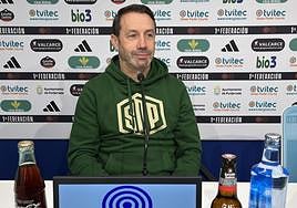 José Sietes, director deportivo de la Deportiva, en la rueda de prensa de este viernes.