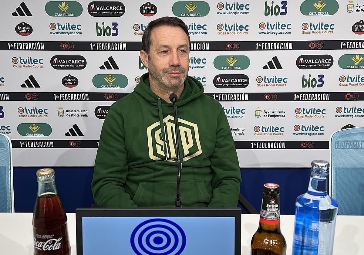 José Sietes, director deportivo de la Deportiva, en la rueda de prensa de este viernes.