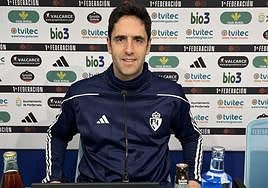 Íñigo Vélez, entrenador de la Deportiva, en la rueda de prensa de este viernes en El Toralín.