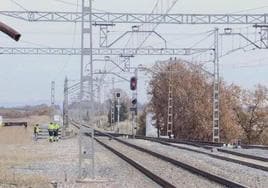 Imagen de las vías del tren a su paso por la localidad de Villadangos del Páramo