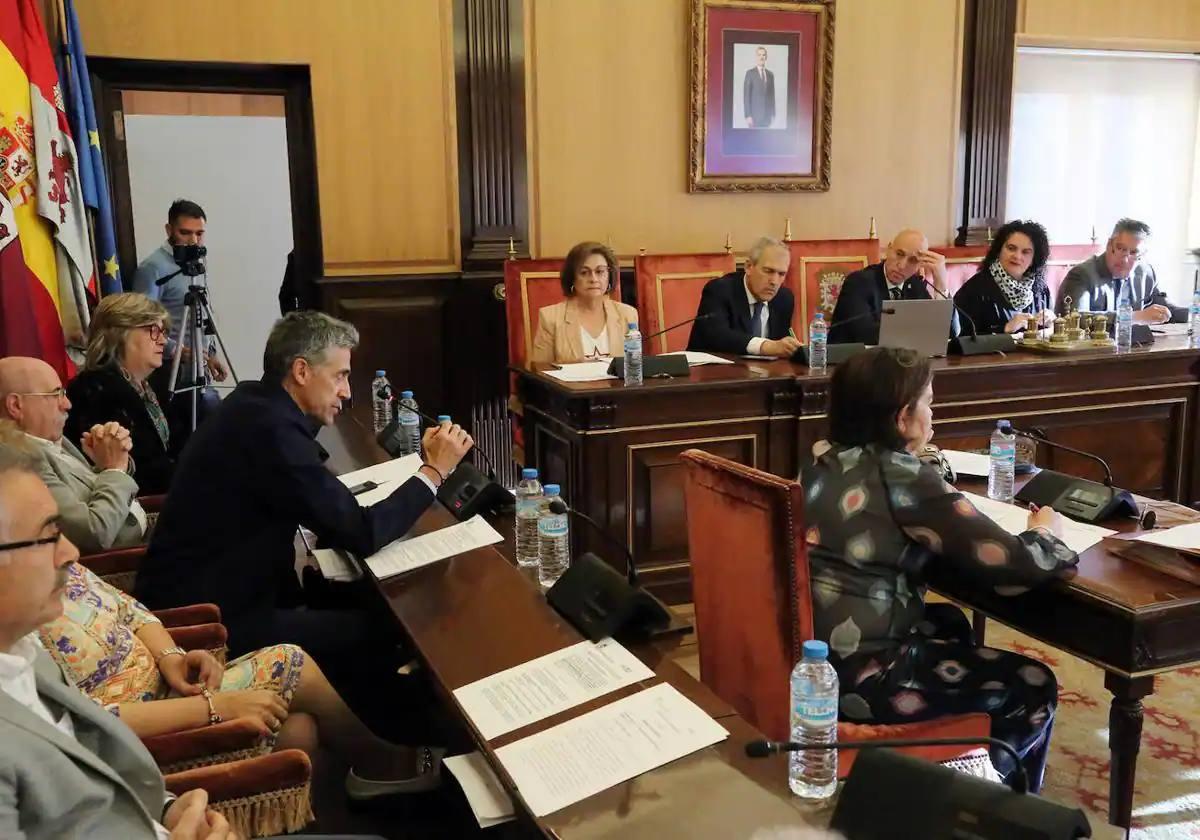 'León Típico' pide asistir al pleno para votar la nueva ordenanza de terrazas