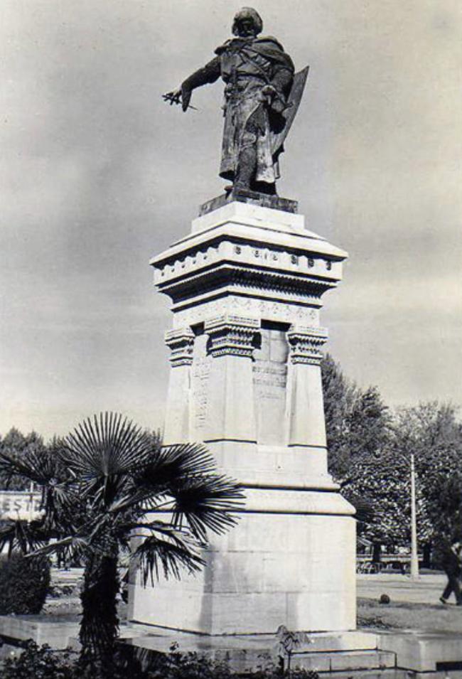 İyi Guzmán'ın heykeli.  1955.