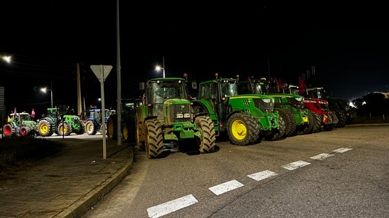 Tractores ocupan las principales vías de acceso al polígono industrial