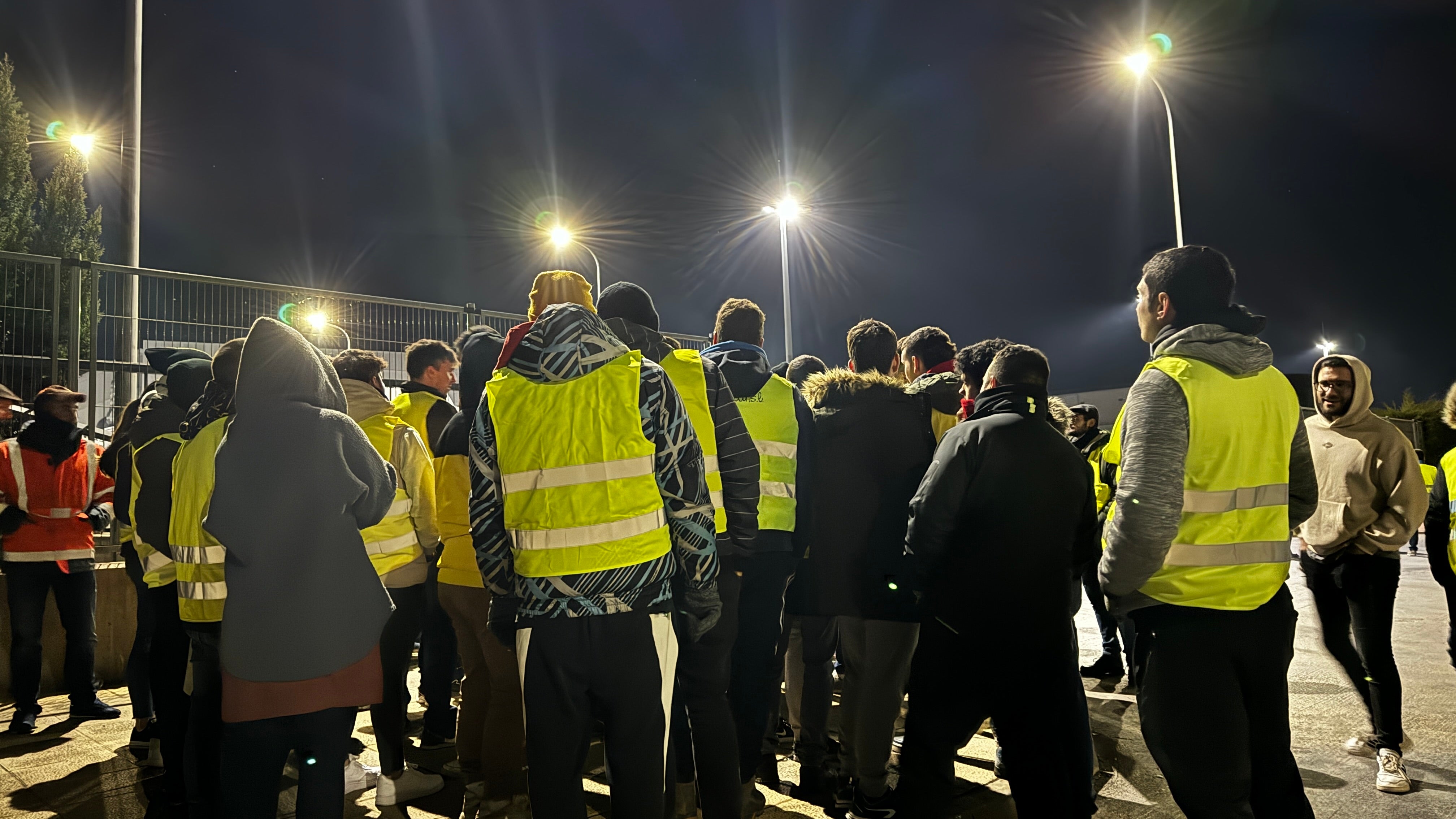 Trabajadores del campo reunidos a las puertas de Mercadona.