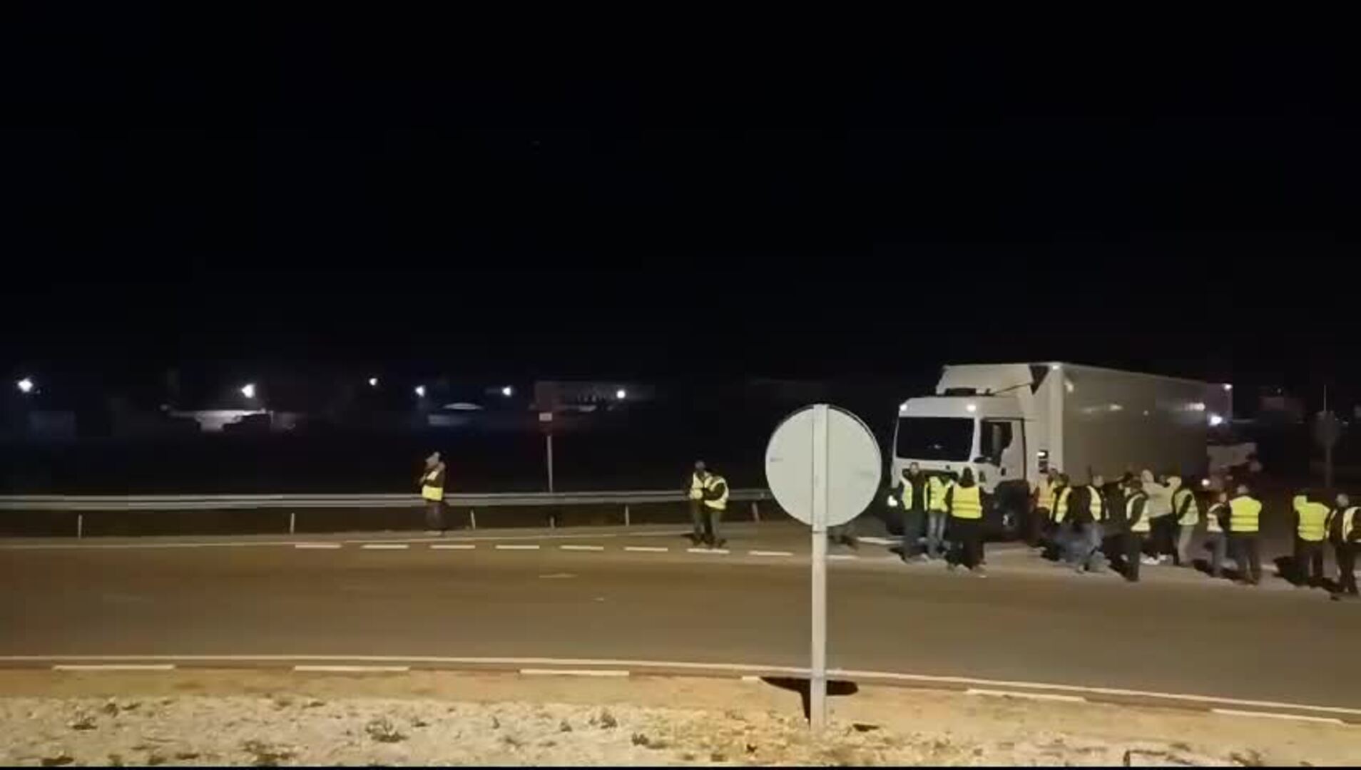 Los agricultores leoneses cortan los accesos al polígono de Villadangos