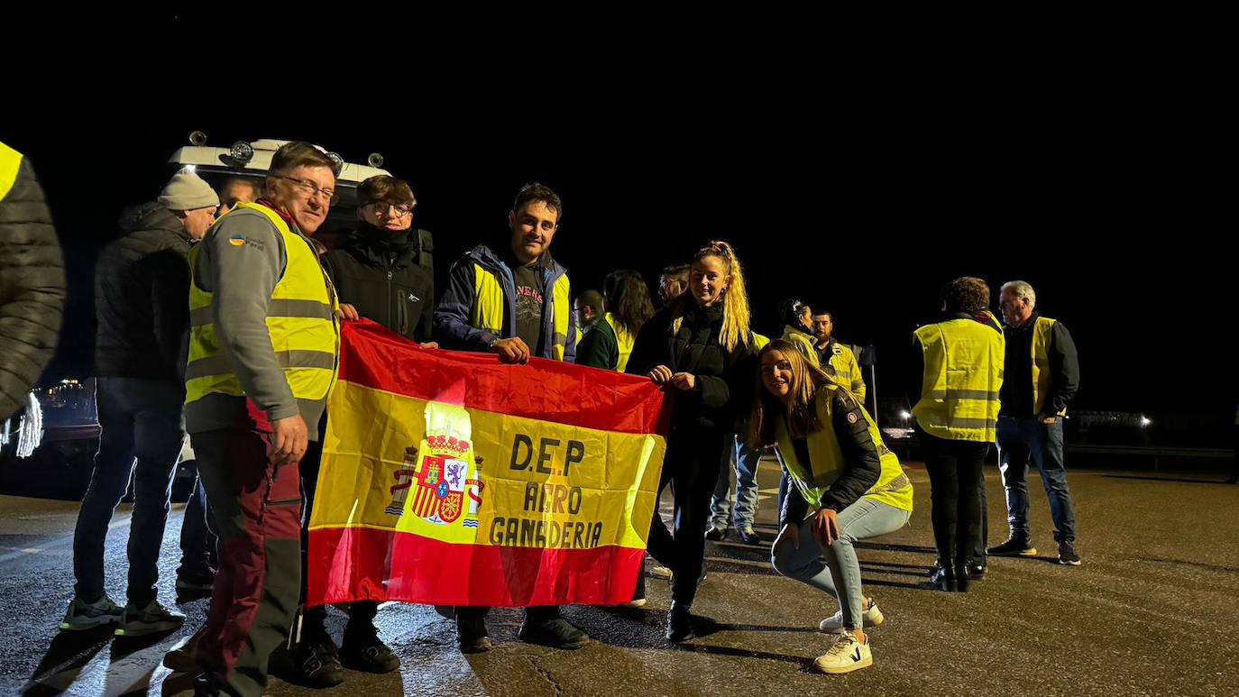 Agricultores y ganaderos reunidos en el polígono de Villadangos.