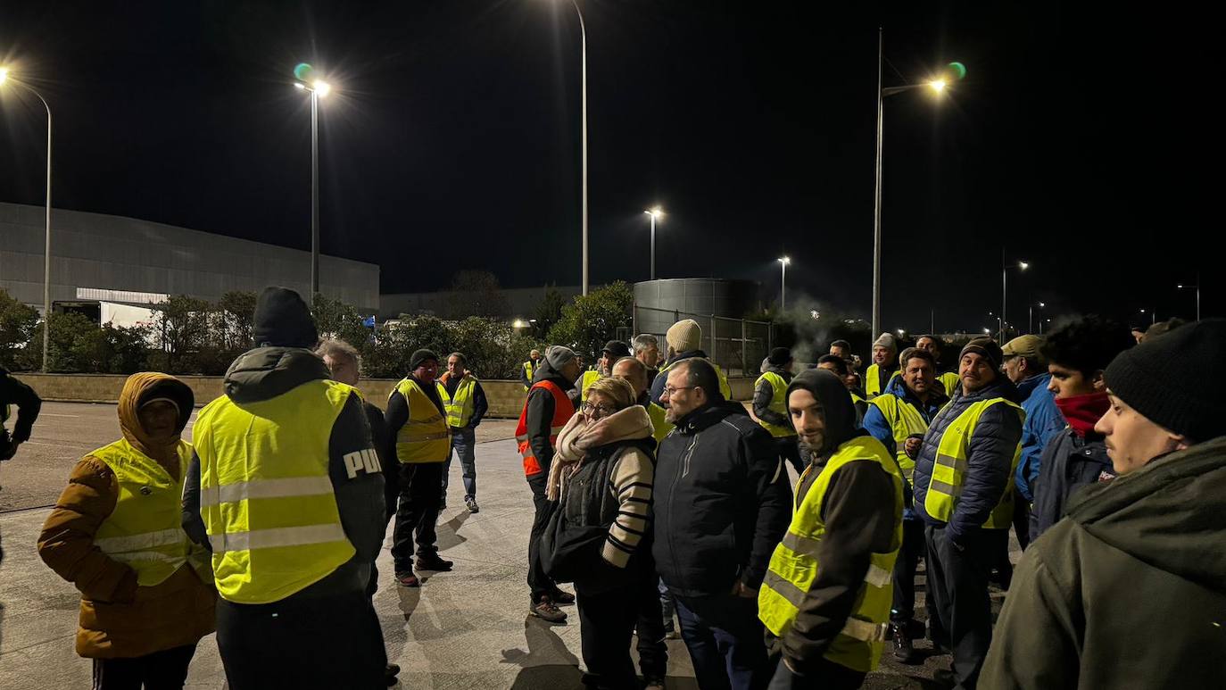 Agricultores y ganaderos bloqueando la entrada de camiones en Villadangos.