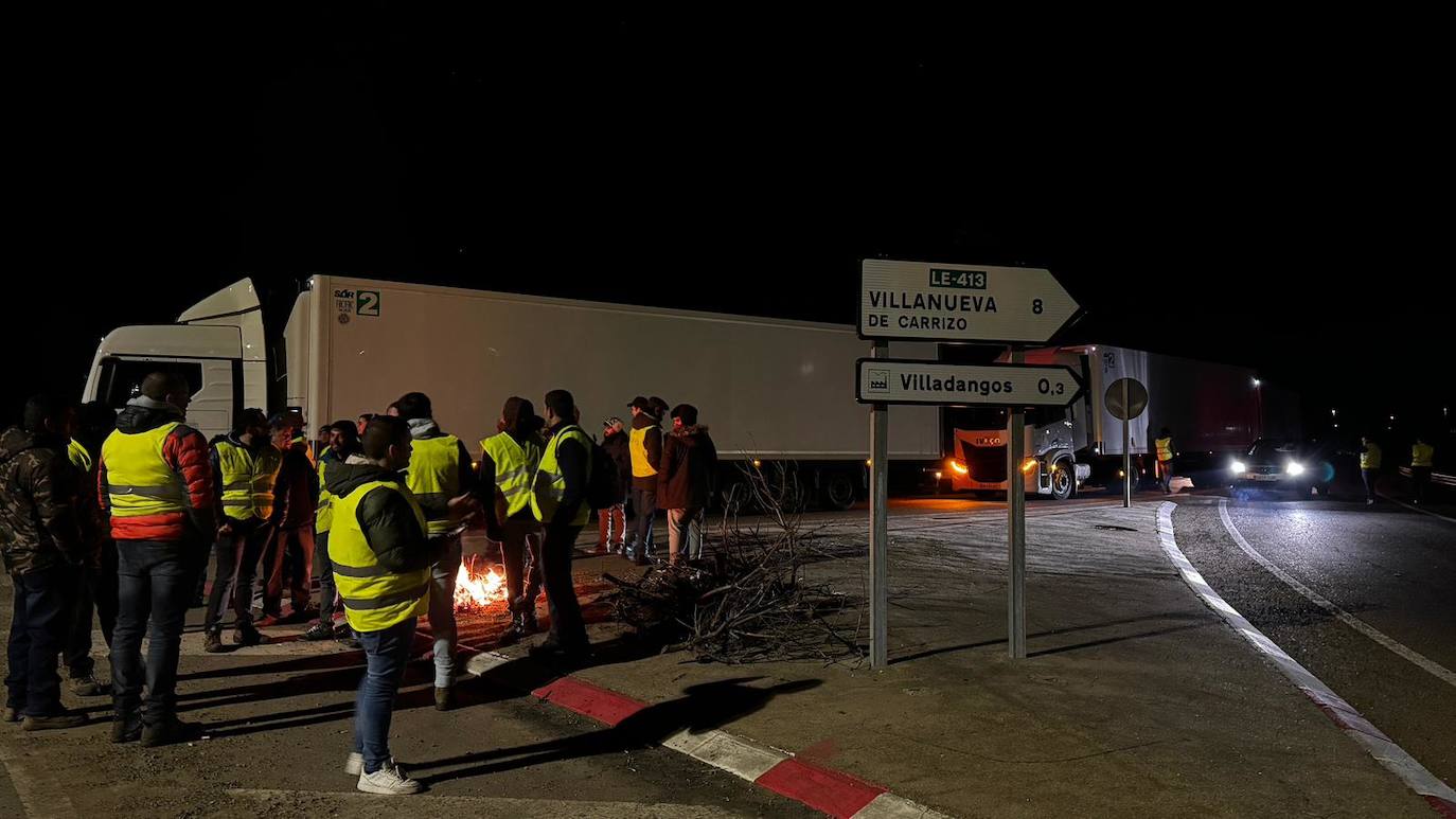 Tractores bloquean las principales vías de acceso a Villadangos.