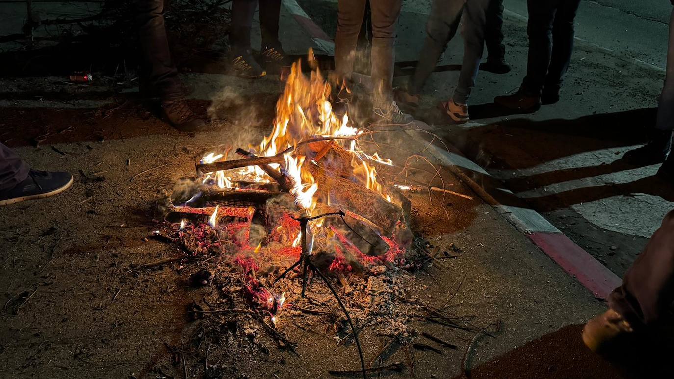 Quema de ramas y maderas en la protesta agrícola.