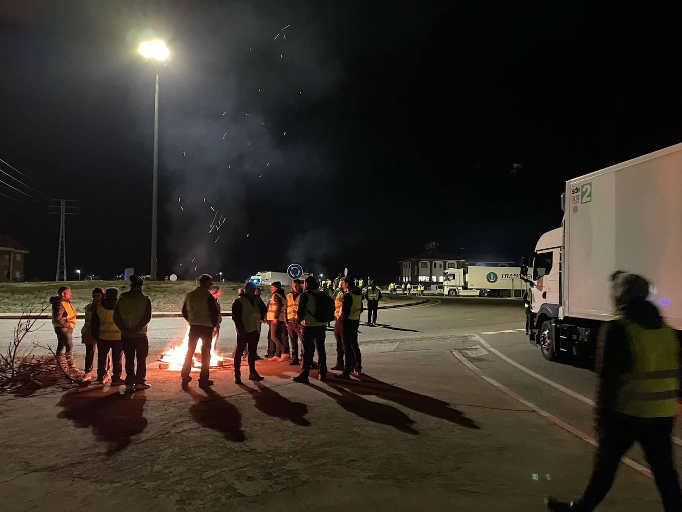 Tractores bloquean las principales vías de acceso a Villadangos.