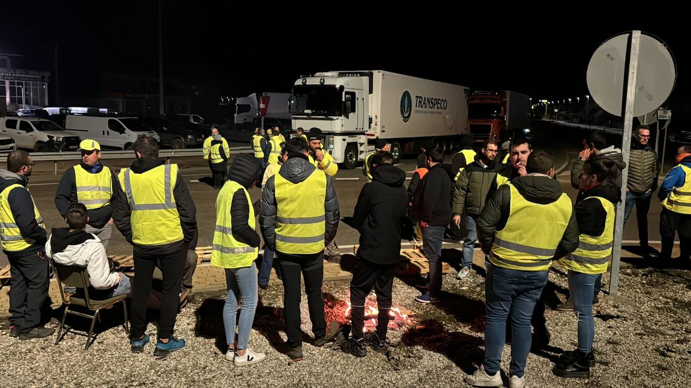 Tractores bloquean las principales vías de acceso a Villadangos.