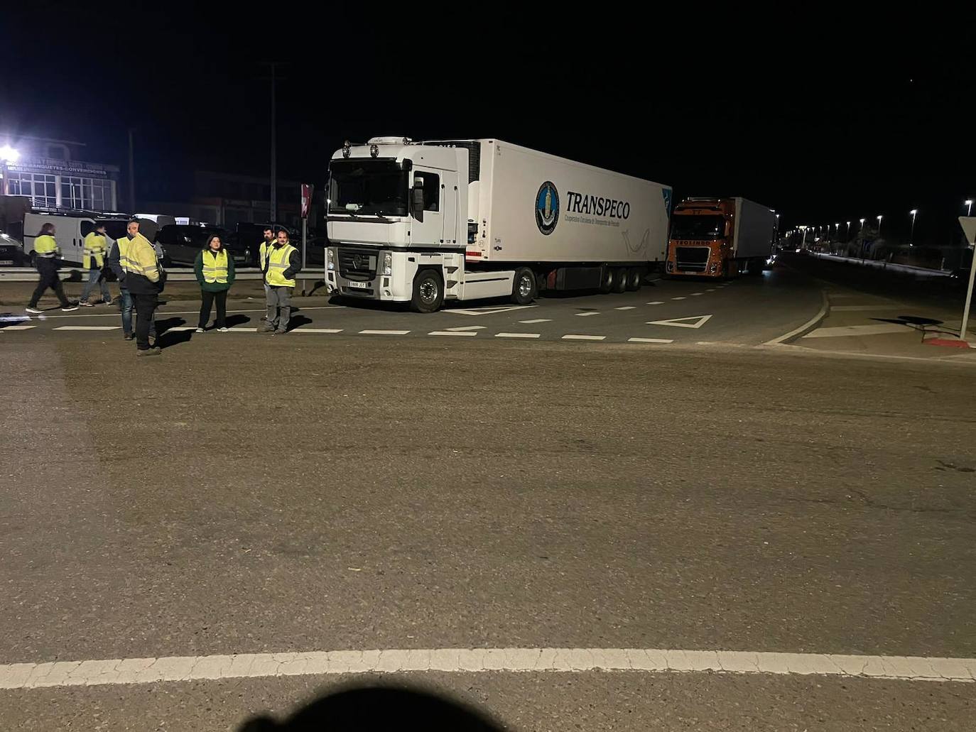 Tractores bloquean las principales vías de acceso a Villadangos.