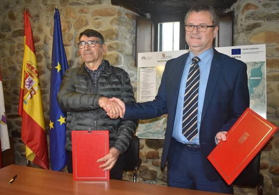 Firma del convenio suscrito con el Canal Bajo del Bierzo.