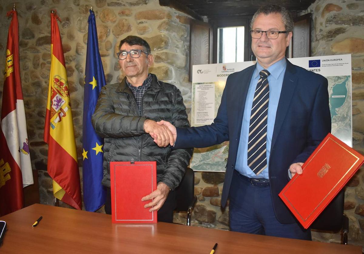 Firma del convenio suscrito con el Canal Bajo del Bierzo.