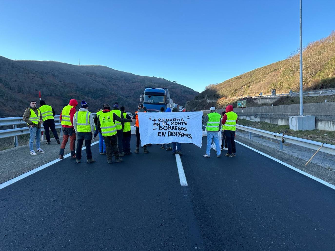 Los ganaderos están cortando la A6 en Piedrafita do Cebreiro