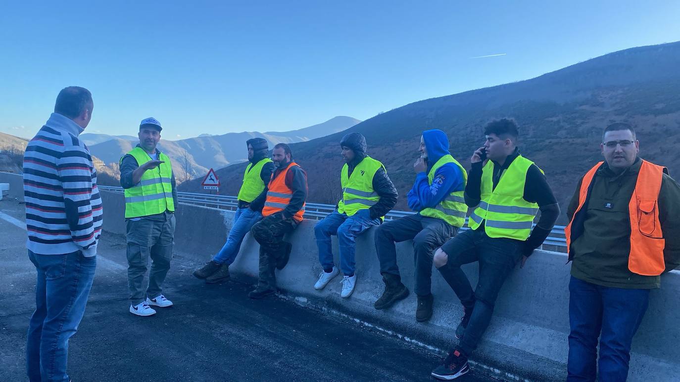 Los ganaderos están cortando la A6 en Piedrafita do Cebreiro