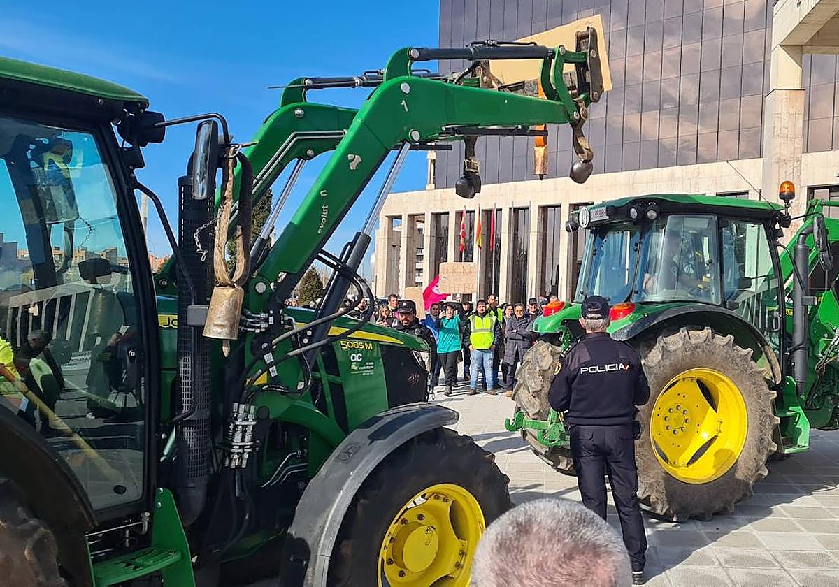 Los tractoristas colapsan el centro de León y un grupo de seis &#039;se cuela&#039; en Gran Vía de San Marcos