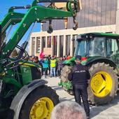 Los tractoristas colapsan el centro de León y un grupo de seis 'se cuela' en Gran Vía de San Marcos