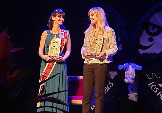 Marta Carro junto a su tía mayte Amigo en su proclamación como Musa del Carnaval bañezano.