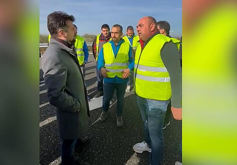 Luis Tudanca hablando con agricultores en la León-Valladolid.