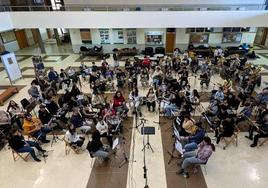 La orquesta en el 'hall' de la facultad de Filosofía y Letras de la ULE.