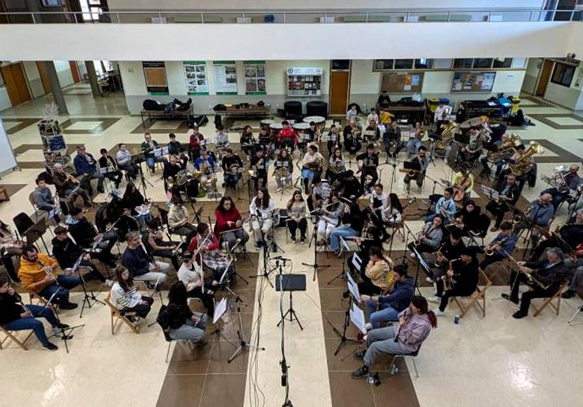 La orquesta en el 'hall' de la facultad de Filosofía y Letras de la ULE.