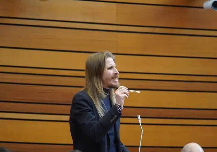 Pablo Fernández en el pleno de las Cortes.