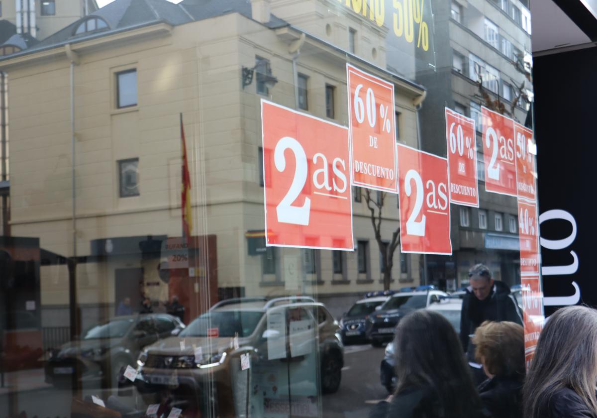 Escaparate de una tienda con segundas rebajas de hasta el 60% en el centro de León.