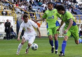 Un joven Yuri disputa un balón en un derbi de la temporada 2009/10.