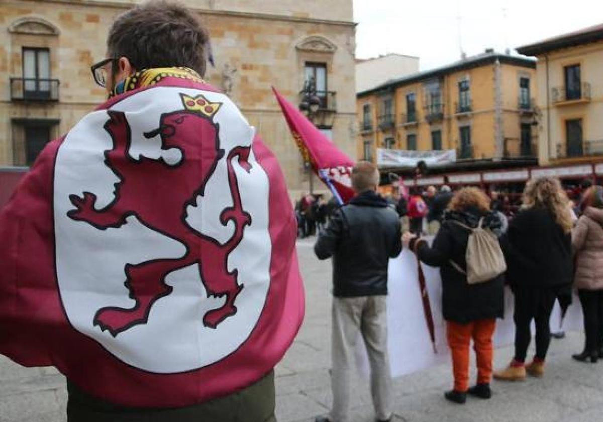 Colectivos leonesistas concentrados ante la Diputación de León.