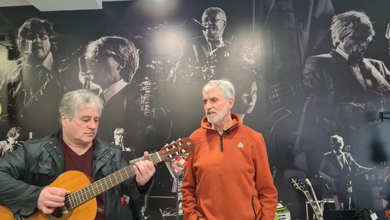 Tito y Gelo interpretan 'Cuéntame' en un local musical.