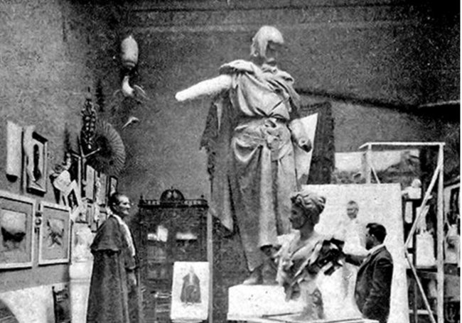 Aniceto Marinas en su taller, con la estatua de Guzmán al fondo. 1898